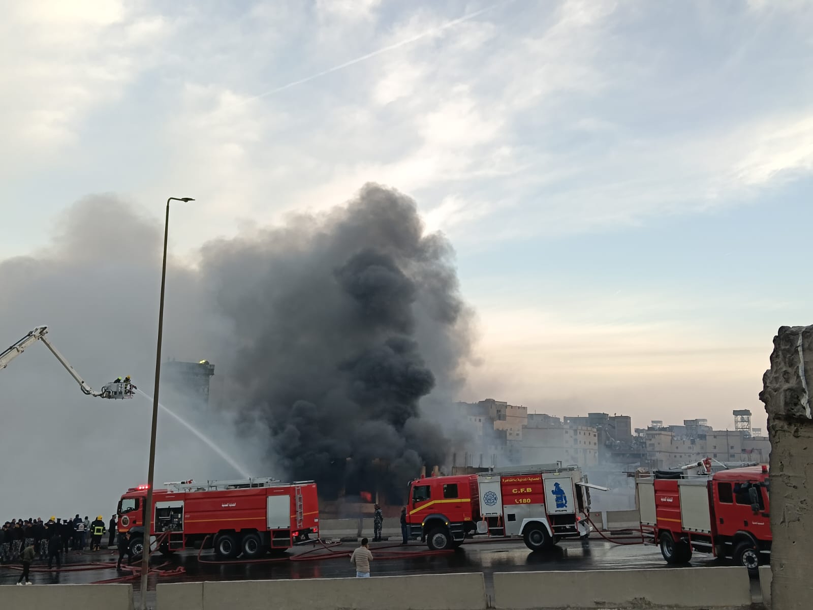 10 سيارات إطفاء للسيطرة على حريق هائل بمنطقة منشية الزرايب في منشية ناصر