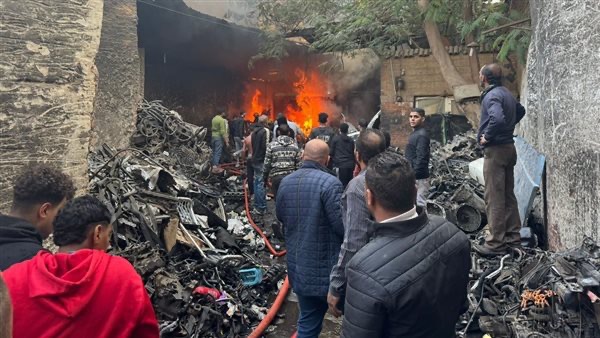 اندلاع حريق داخل مخزن قطع غيار سيارات بوسط البلد