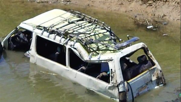 انقلاب ميكروباص بترعة المريوطية أمام كوبري زويل