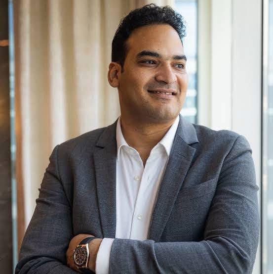 أولى جلسات محاكمة مستريح السيارات.. جنايات التجمع تنظر قضية أمير الهلالي بتهمة النصب في سيارة مرسيدس