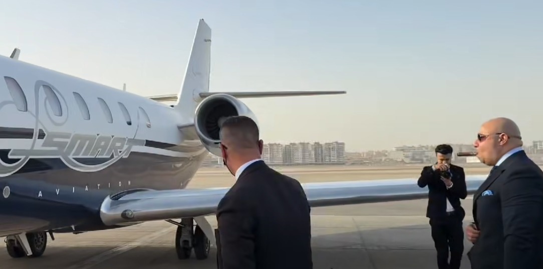 بسبب فيديو الطائرة الخاصة.. القبض على مصوري المحامي أشرف نبيل داخل المطار