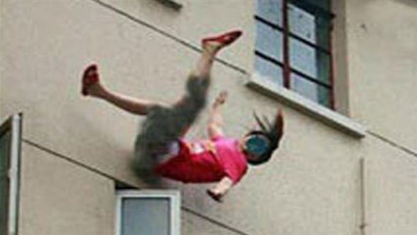 بسبب خلافات مع والدتها.. عاملة في زارا تُلقي بنفسها من الطابق السادس بالساحل