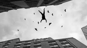 خلافات زوجية تدفع سيدة لإلقاء نفسها من شرفة منزل والدتها بحلوان