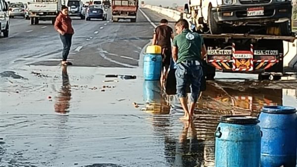 محافظات   انقلاب سيارة محملة بالزيت يتسبب في عرقلة الحركة المرورية على طريق بنها الحر