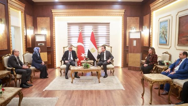 وزير الصحة يستقبل نظيره التركي بمطار القاهرة لتعزيز التعاون الصحي