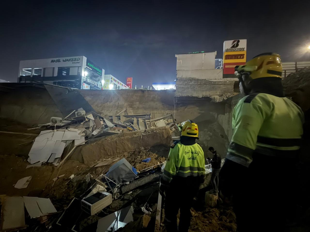 شاهد .. لحظة وقوع هبوط ارضي داخل بنزيمة بالتجمع الخامس